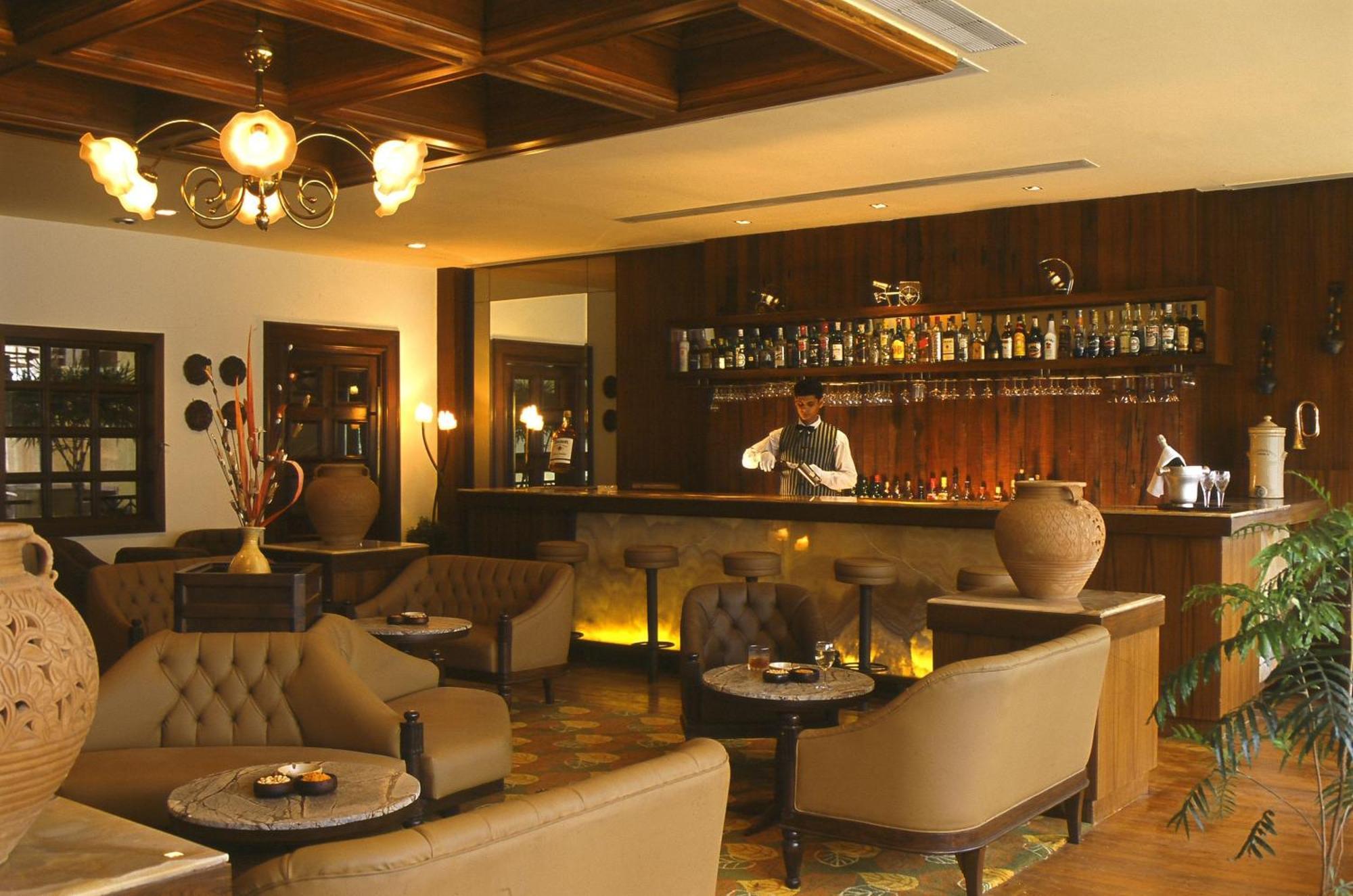 Fariyas Resort Лонавала Ресторант снимка
